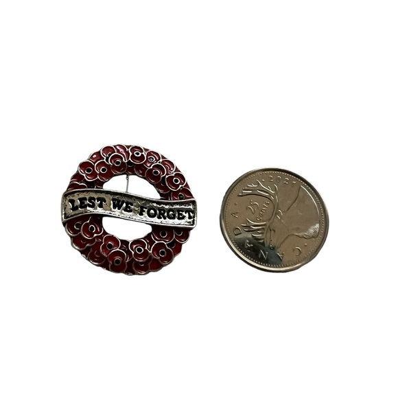 🆕 A Lest We Forget pin. Great for all year wear - Picture 2 of 3